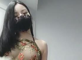 新人校花主播蓝兔子0504一多自慰大秀，扇子舞扭动露出湿漉无毛嫩穴！